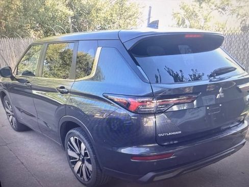 Used 2025 Mitsubishi Outlander SE FWD image 4
