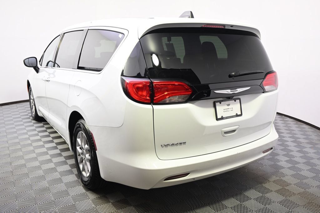 Used 2024 Chrysler Voyager LX FWD image 4