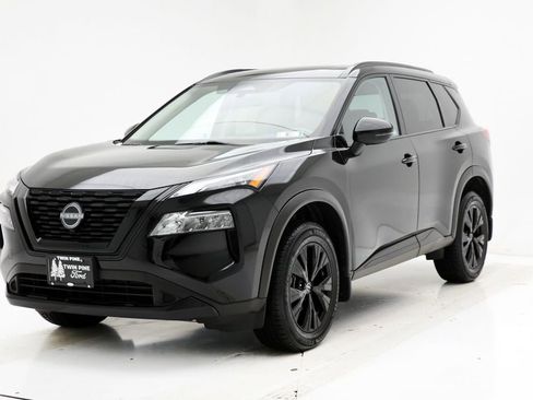 Used 2023 Nissan Rogue SV w/ SV Premium Package image 2