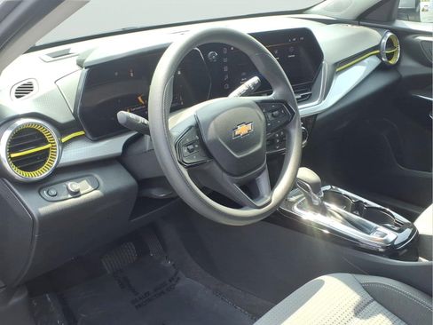 Used 2025 Chevrolet Trax LT FWD image 7