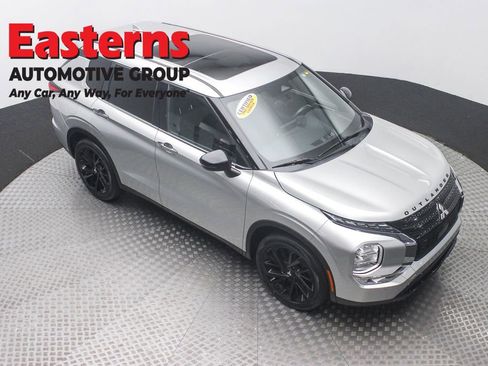 Used 2022 Mitsubishi Outlander SE image 3