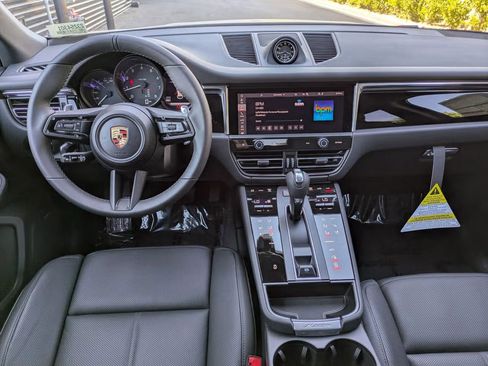 Certified 2025 Porsche Macan AWD/4WD image 21