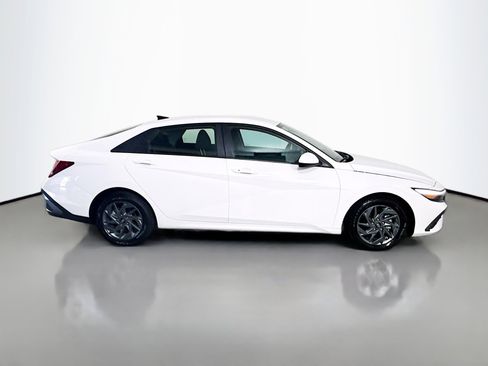 Used 2024 Hyundai Elantra SEL FWD image 11