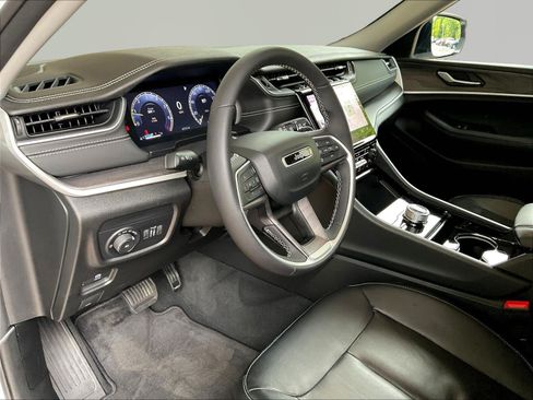 Used 2023 Jeep Grand Cherokee Limited AWD/4WD image 16