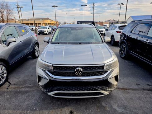 Used 2024 Volkswagen Taos SE image 2