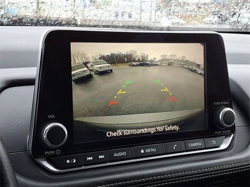 Used 2024 Nissan Rogue SV image 4