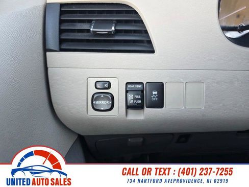 Used 2012 Toyota Sienna XLE image 22