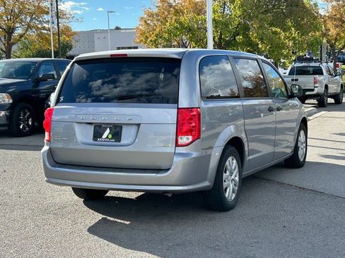 Used 2019 Dodge Grand Caravan SE image 3