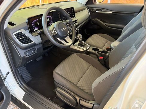 Used 2026 Kia Seltos LX FWD image 2