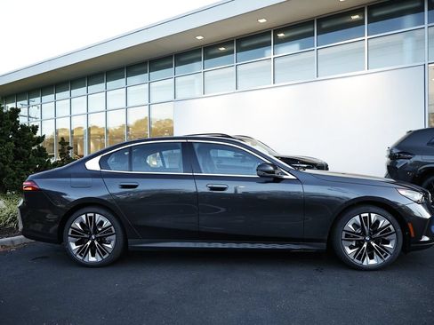 Used 2026 BMW 530i w/ Premium Package RWD image 4