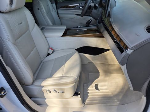 Used 2022 Cadillac Escalade Sport Platinum RWD image 3