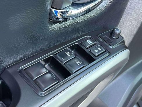 Used 2024 Nissan Titan SV w/ SV Convenience Package image 18