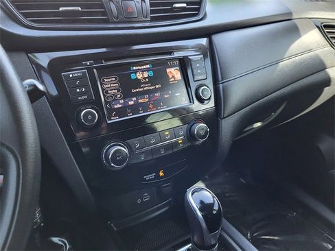 Used 2019 Nissan Rogue S image 11