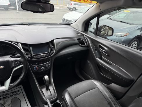 Used 2017 Chevrolet Trax LT w/ LT Convenience Package AWD/4WD image 12