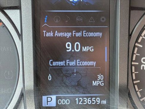 Used 2017 Toyota Tacoma TRD Off-Road w/ Tow Package (A/T) image 10