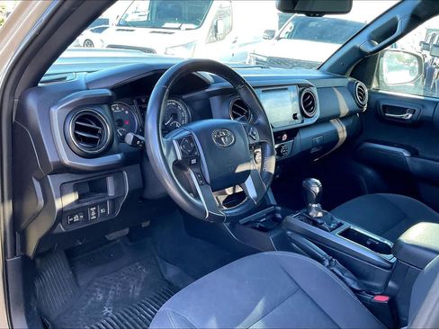 Used 2019 Toyota Tacoma TRD Sport AWD/4WD image 2