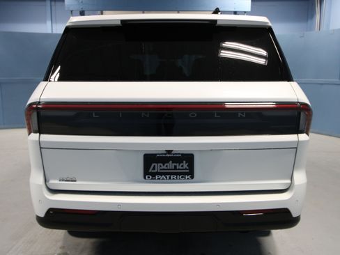 New 2026 Lincoln Navigator Reserve AWD/4WD image 28