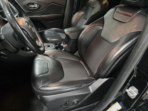 Used 2020 Jeep Cherokee Trailhawk AWD/4WD image 18