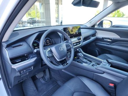 Used 2024 Toyota Grand Highlander AWD image 16