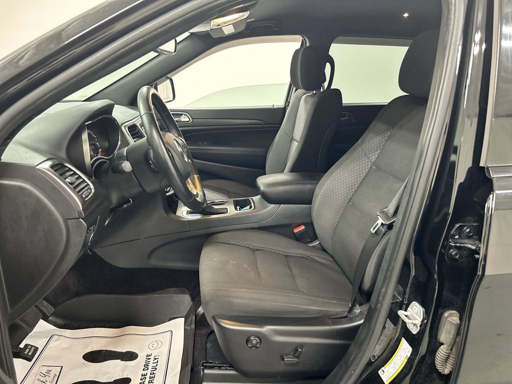 Used 2018 Jeep Grand Cherokee Laredo AWD/4WD image 9