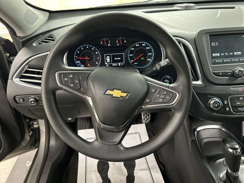 Used 2017 Chevrolet Malibu LT FWD image 4