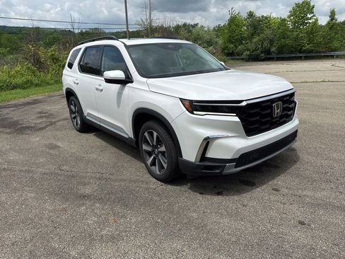Used 2025 Honda Pilot Touring image 1