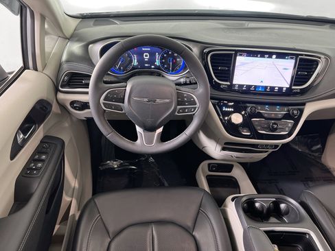 Used 2023 Chrysler Pacifica Touring-L w/ Uconnect Theater Family Group image 22