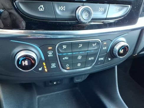 Used 2020 Chevrolet Traverse LT image 32