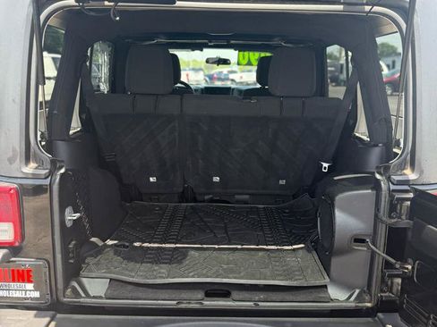 Used 2012 Jeep Wrangler Unlimited Rubicon AWD/4WD image 19