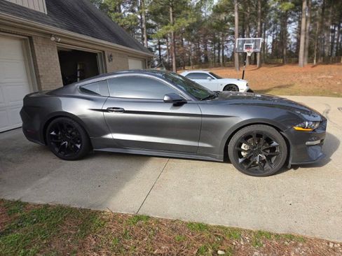 Used 2018 Ford Mustang Coupe image 3