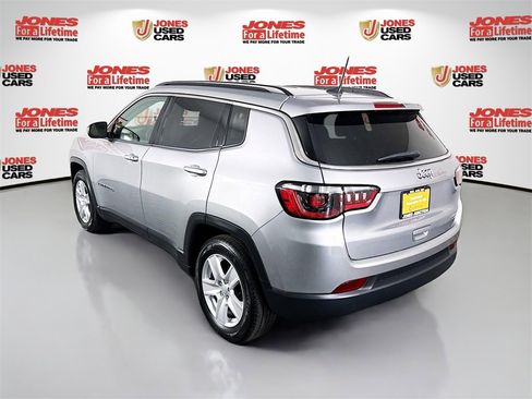 Used 2022 Jeep Compass Latitude image 2