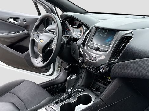 Used 2018 Chevrolet Cruze LT w/ Redline Edition FWD image 5