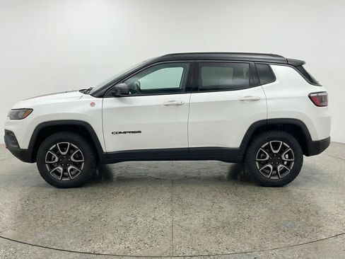 Used 2025 Jeep Compass Trailhawk AWD/4WD image 5