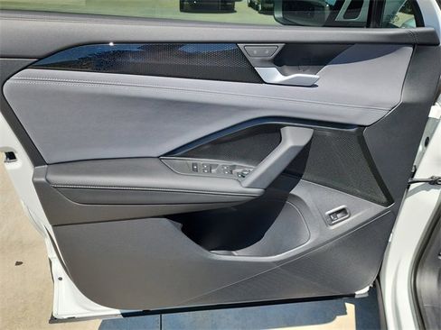 New 2025 Volkswagen Tiguan SE image 10