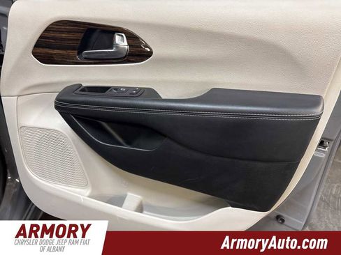 Used 2023 Chrysler Pacifica Limited image 36