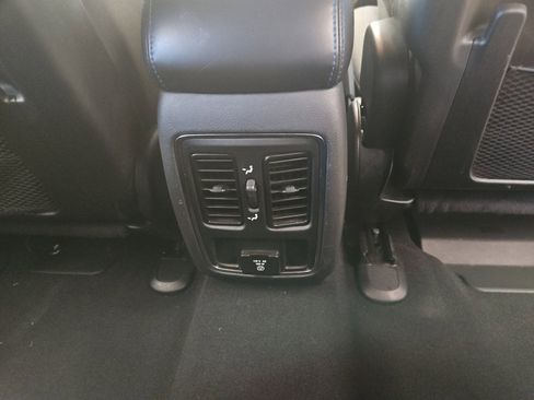 Used 2019 Jeep Grand Cherokee Laredo image 32