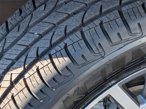 Used 2023 GMC Acadia SLT image 11