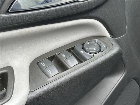 Used 2023 Chevrolet Equinox LS image 17