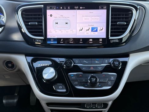Used 2023 Chrysler Pacifica Touring-L FWD image 18