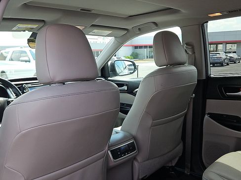 Used 2019 Toyota Highlander Limited FWD image 10