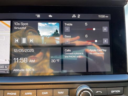 Used 2020 Porsche Macan Base AWD 4dr SUV image 16