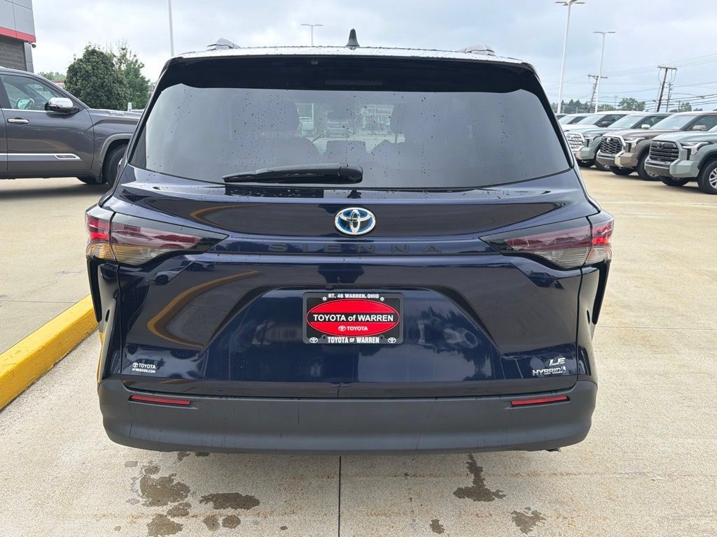 Used 2024 Toyota Sienna LE FWD image 6