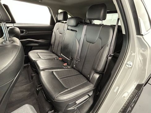 Used 2025 Kia Sorento S w/ Panoramic Sunroof Package image 35