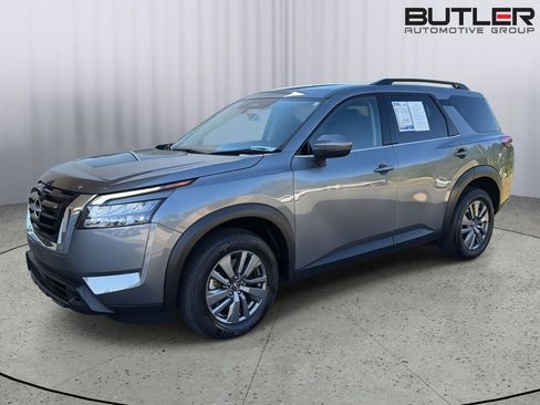 Used 2025 Nissan Pathfinder SV FWD image 2