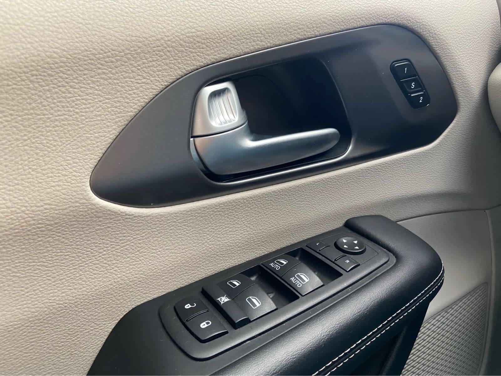 Used 2024 Chrysler Pacifica Touring-L FWD image 37