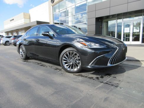 Used 2025 Lexus ES 300h w/ Accessory Package (Z2) image 13