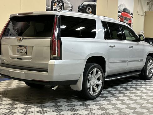 Used 2018 Cadillac Escalade ESV Luxury image 4