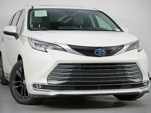 Used 2021 Toyota Sienna Limited image 2