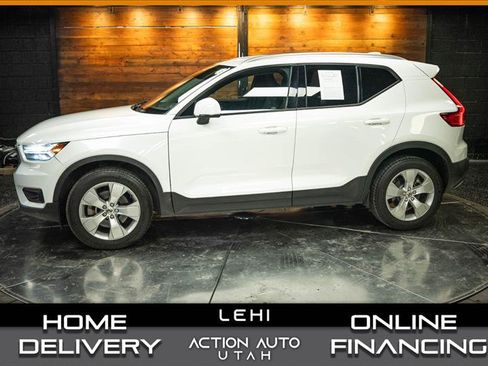 Used 2022 Volvo XC40 T5 Momentum AWD/4WD image 1