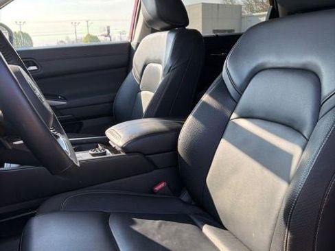 Used 2025 Nissan Pathfinder SL image 9